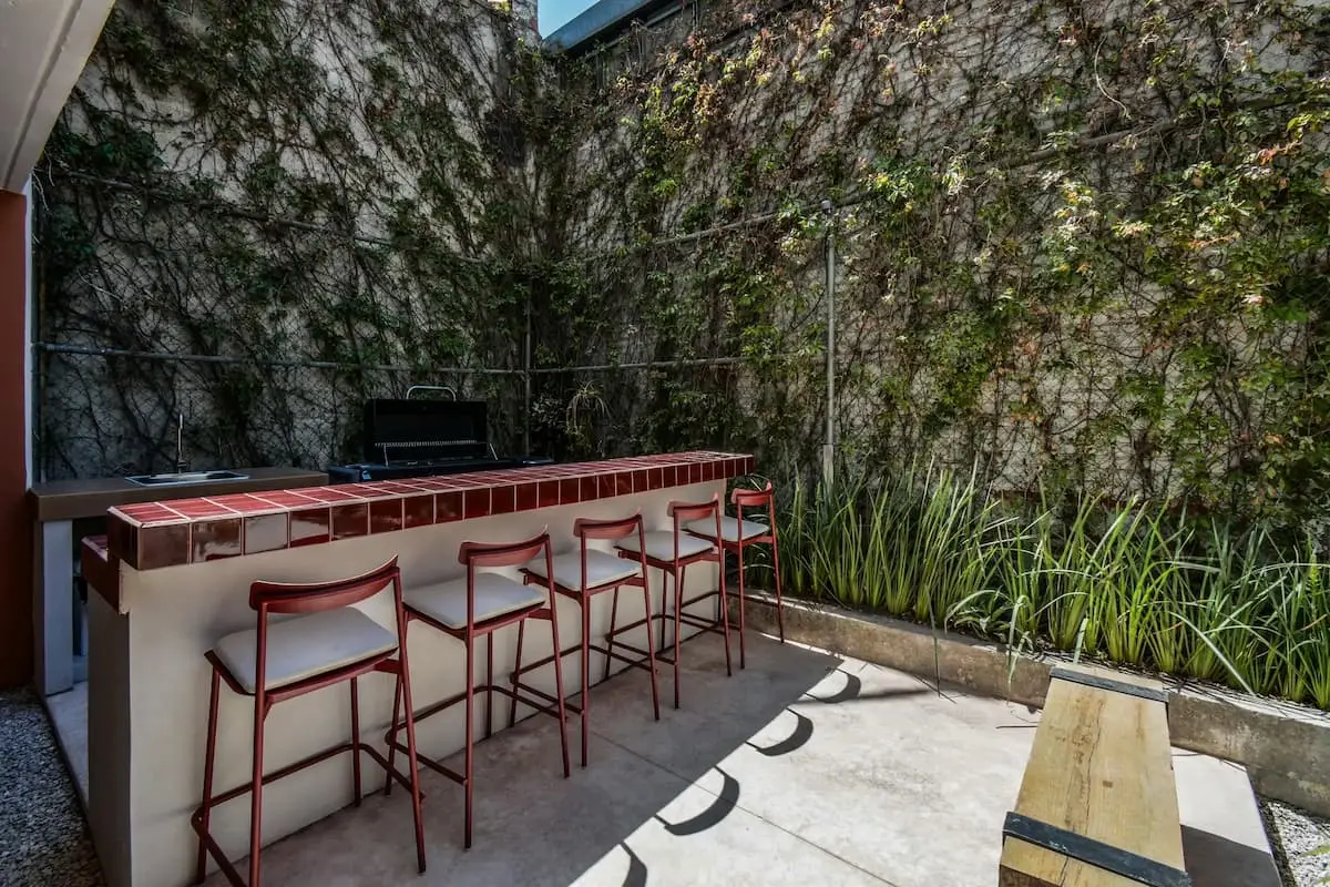 Jardines interiores y asador en coliving Habitante Condesa, planta baja