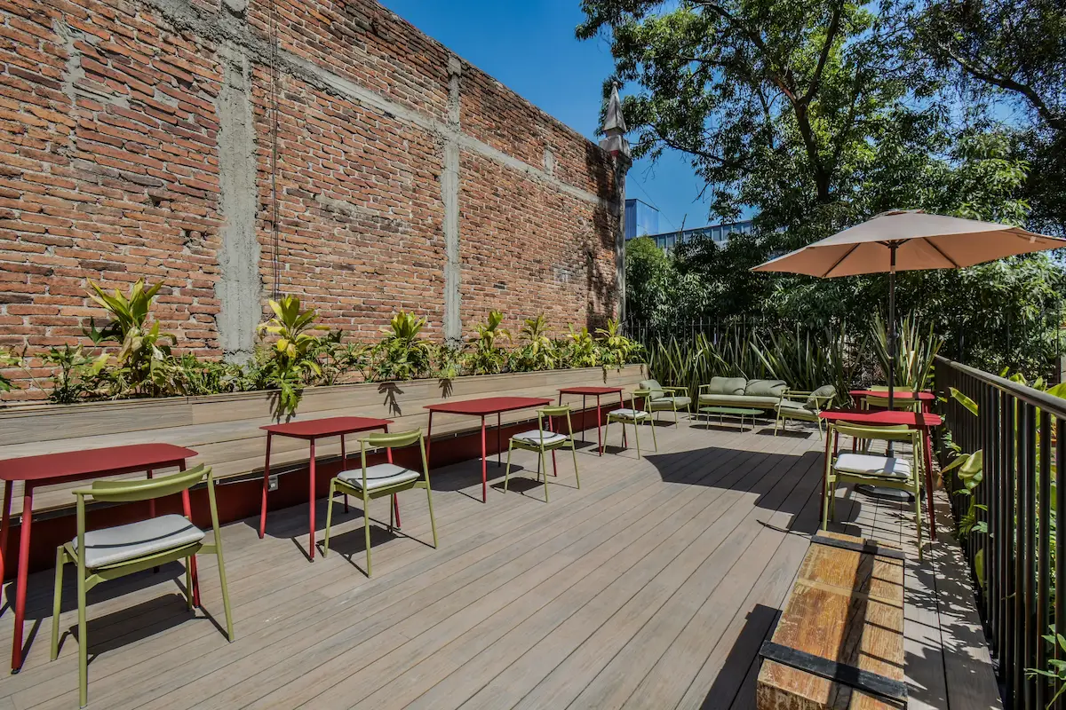 Terraza con luz natural en coliving Habitante Condesa, primer nivel