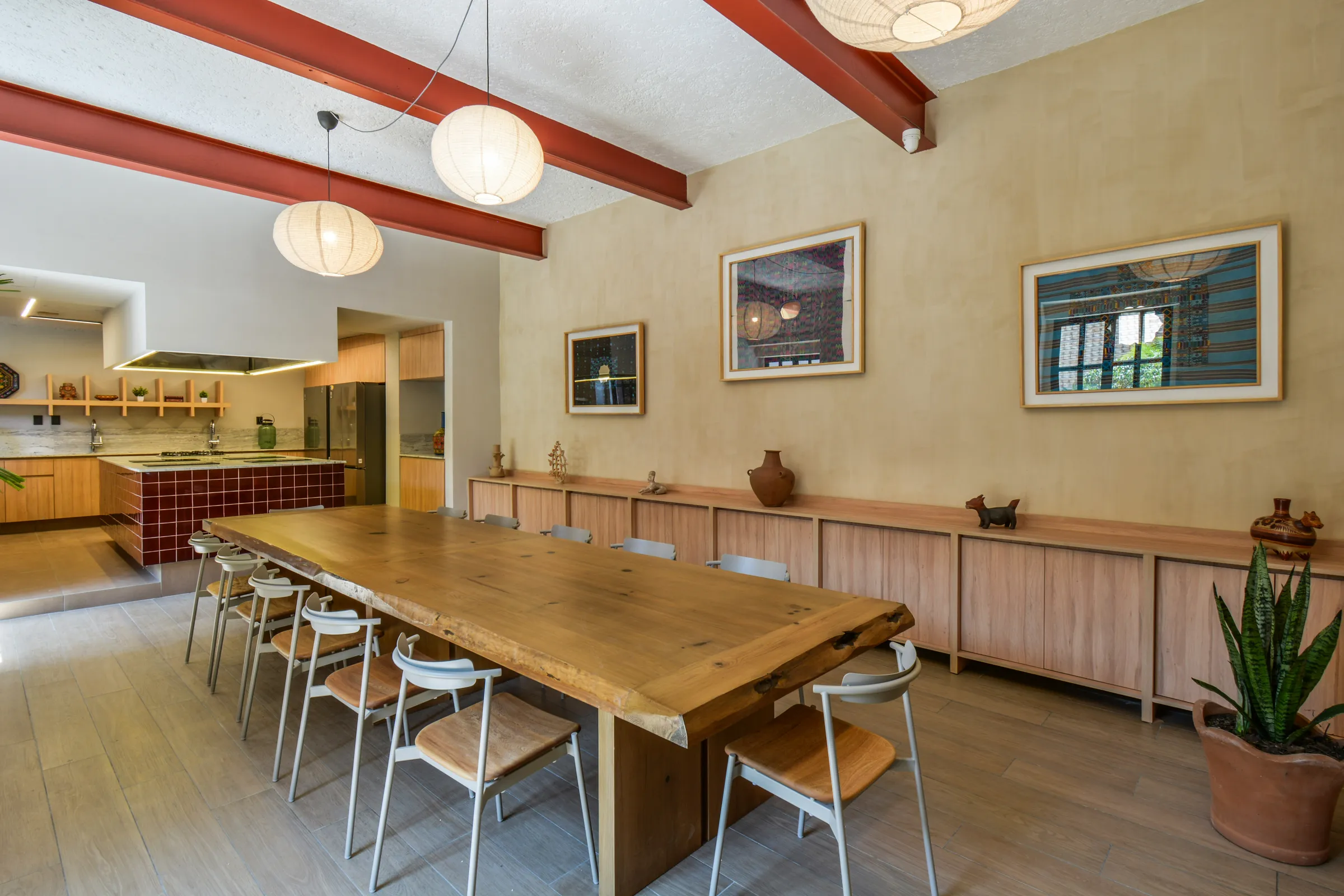 Cocina equipada y comedor compartido en coliving Habitante Condesa, CDMX